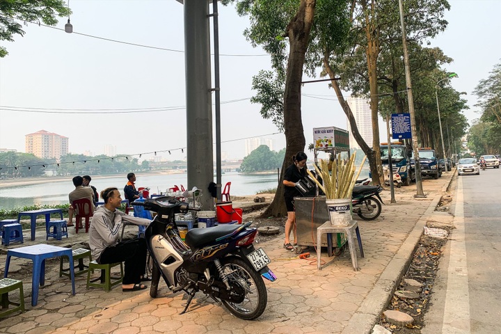 Hanoi ward vows to ban parking on pavements - 1