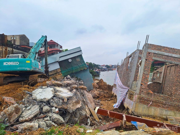 Houses hit by Bac Ninh riverbank erosion demolished - 2