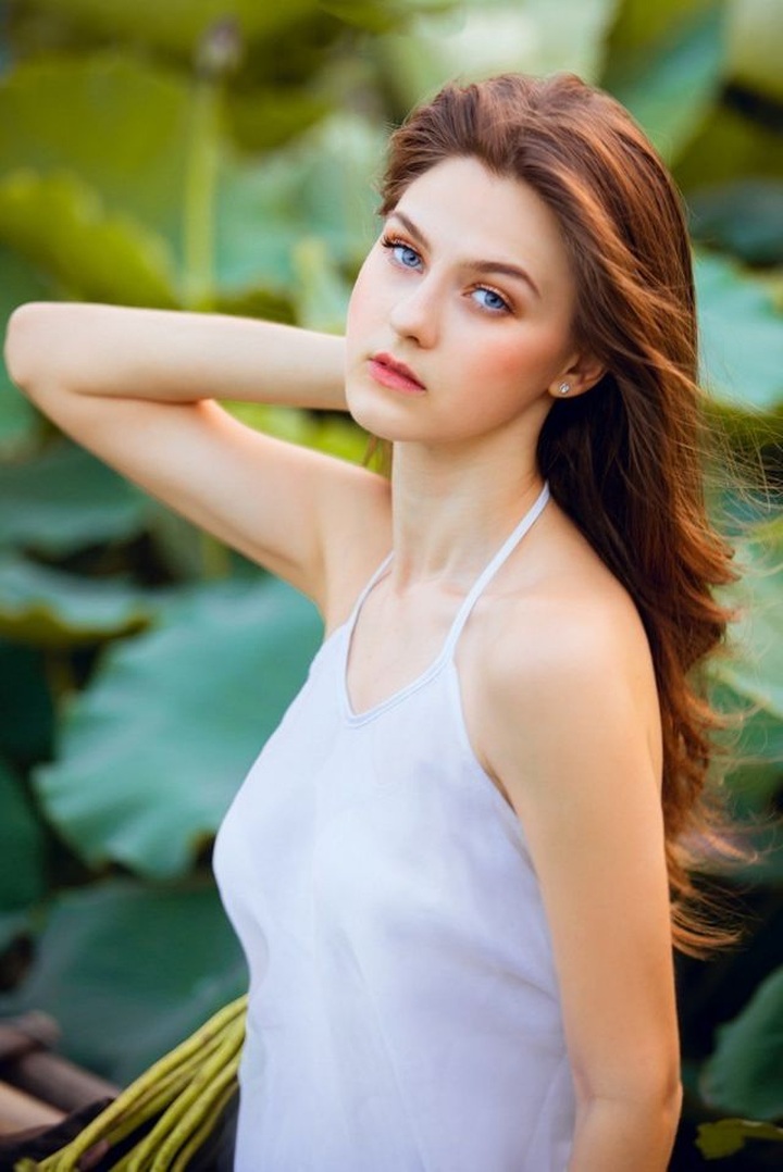 Ukrainian model poses with Hanoi lotus flowers - 6