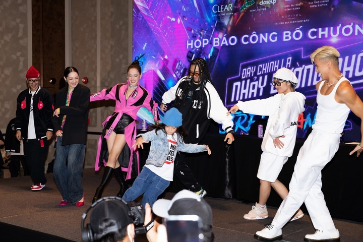 Dancers to compete in first TV reality show Street Dance Vietnam - 1