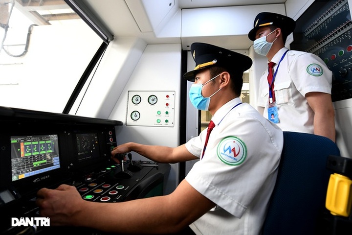 Hanoi metro route faces personnel shortage - 1