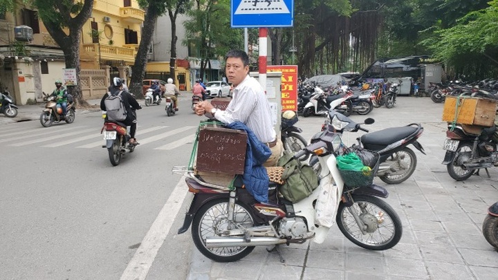 Freelance carpenters wait for opportunities in Hanoi - 2