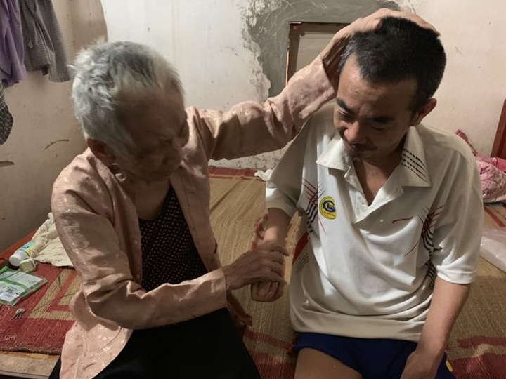 Ill man calls for help to raise family - 1 Ill man calls for help to raise family - 1