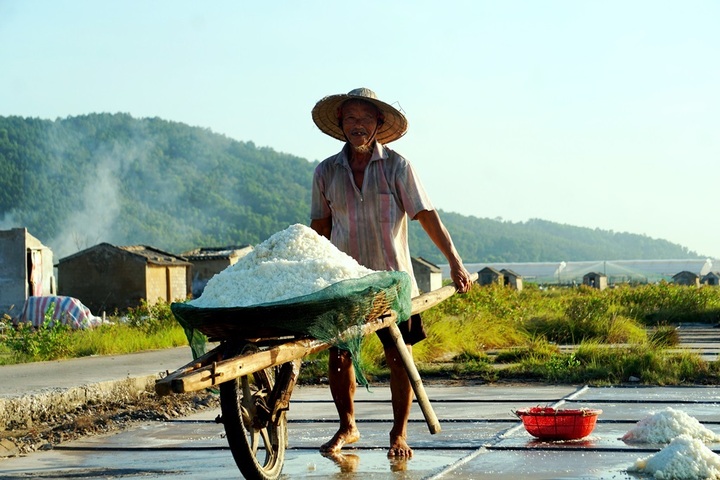 Salt farmers take advantages of hot weather - 2