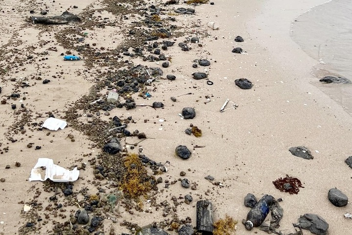 More beaches polluted with oil in Khanh Hoa - 2