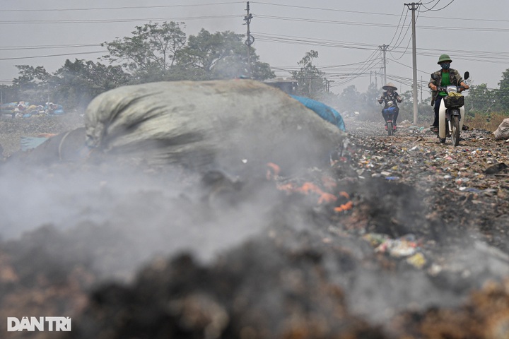 Hanoi villagers suffer plastic recycling business - 12
