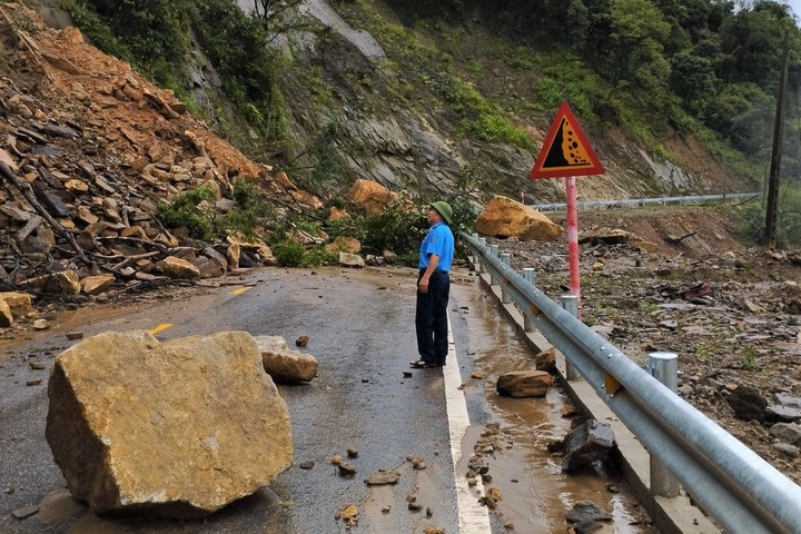 Central road faces severe landslide following torrential rains - 1