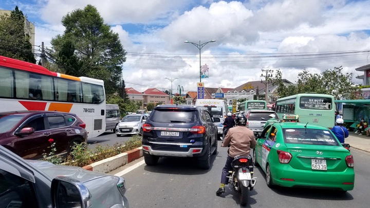 Large tourist inflows congest Dalat - 1
