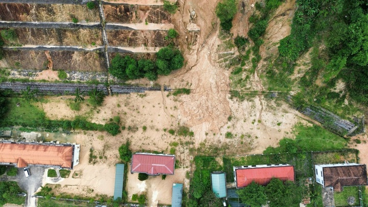 Quang Ngai offices abandoned due to landslides - 7 Quang Ngai offices abandoned due to landslides - 7