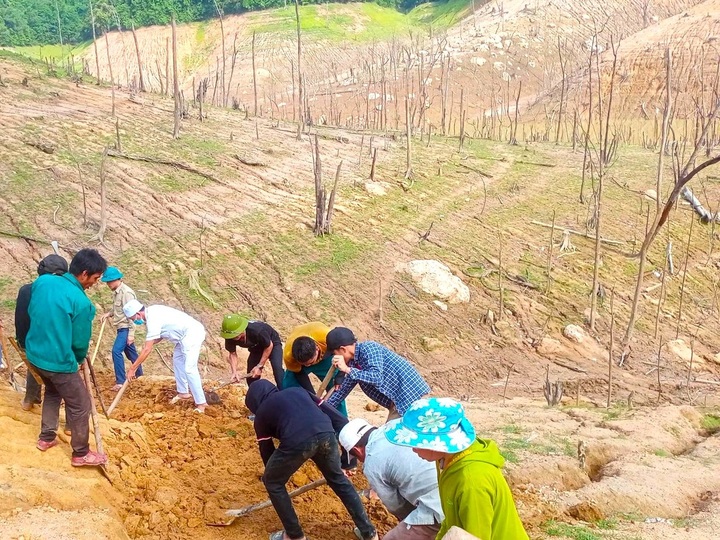Temporary road built on drought-stricken reservoir - 5 Temporary road built on drought-stricken reservoir - 5