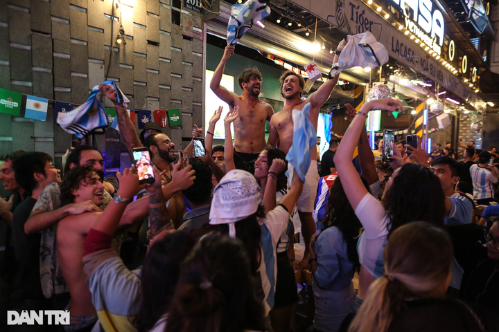 Argentina fans celebrate World Cup win on HCM City walking street - 5 Argentina fans celebrate World Cup win on HCM City walking street - 5