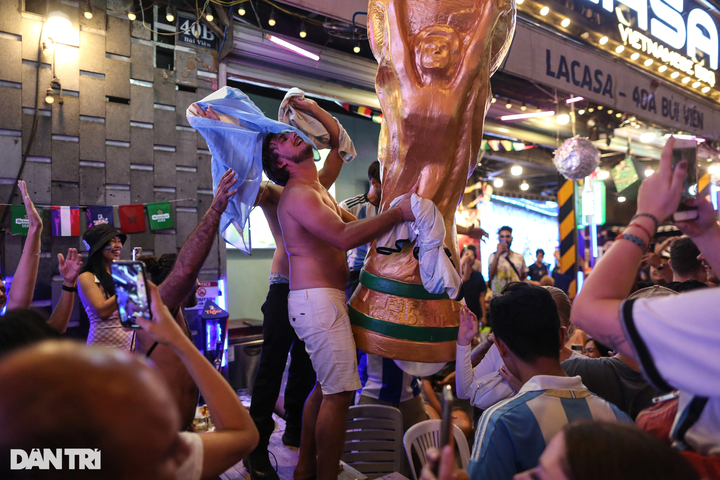Argentina fans celebrate World Cup win on HCM City walking street - 8 Argentina fans celebrate World Cup win on HCM City walking street - 8