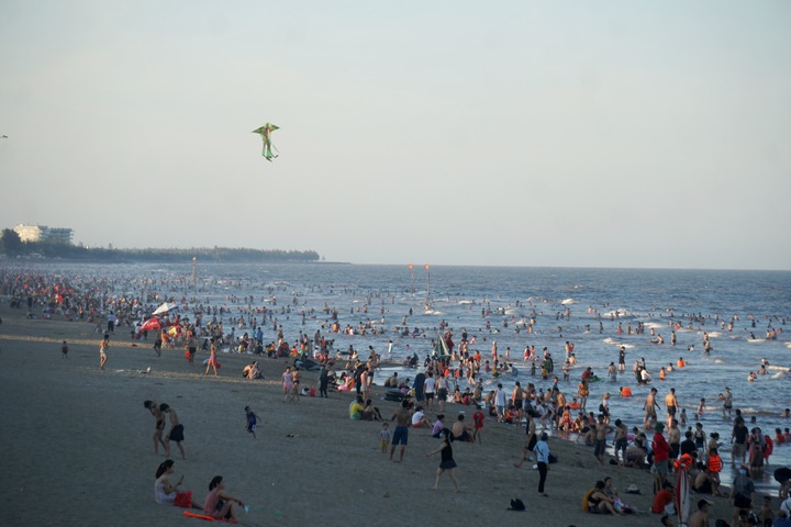 Sam Son crowded during hot days - 1