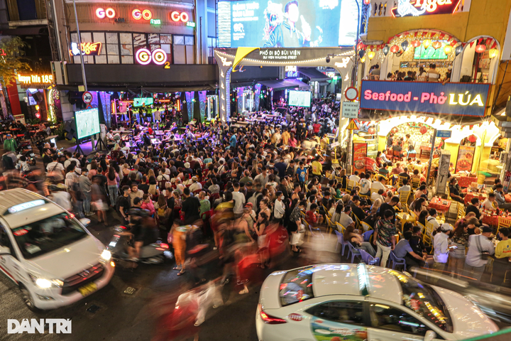 Argentina fans celebrate World Cup win on HCM City walking street - 2 Argentina fans celebrate World Cup win on HCM City walking street - 2