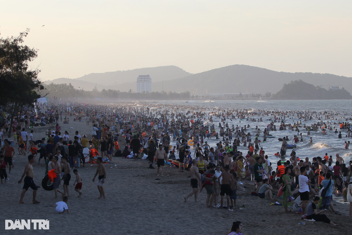 Thousands of people flock to Cua Lo beach - 4 Thousands of people flock to Cua Lo beach - 4