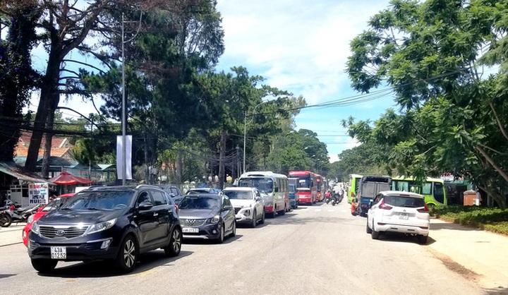 Large tourist inflows congest Dalat - 5