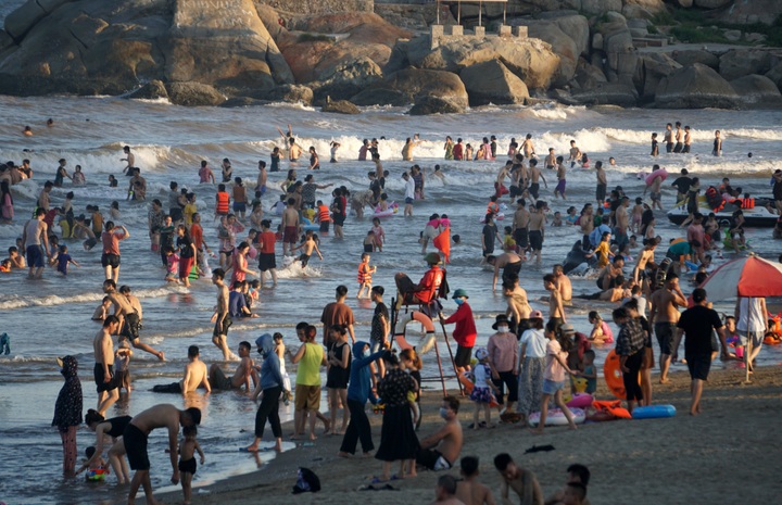 Sam Son crowded during hot days - 2