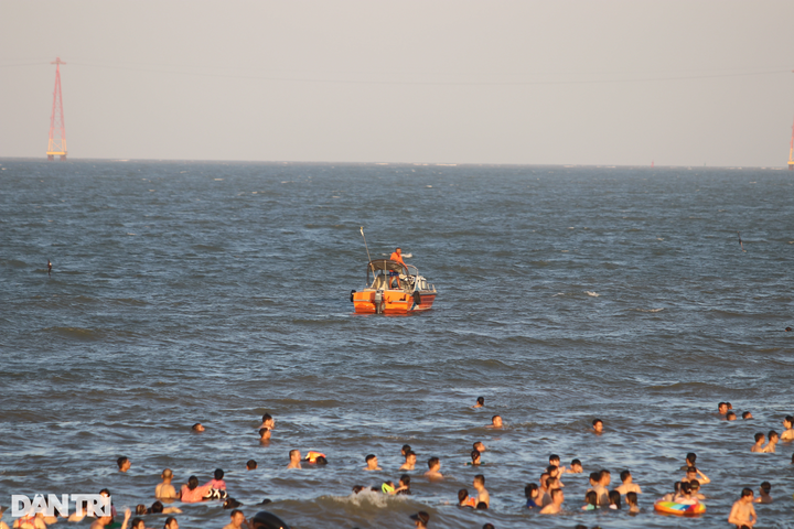 Thousands of people flock to Cua Lo beach - 6 Thousands of people flock to Cua Lo beach - 6