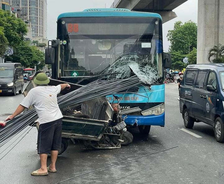 Hanoi to tightens inspection of bulky haulage vehicles - 1