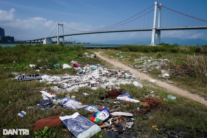 Illegal dumping ravages Danang river area - 1 Illegal dumping ravages Danang river area - 1