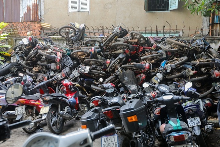Hundreds of unclaimed motorbikes abandoned at HCM City stations - 6