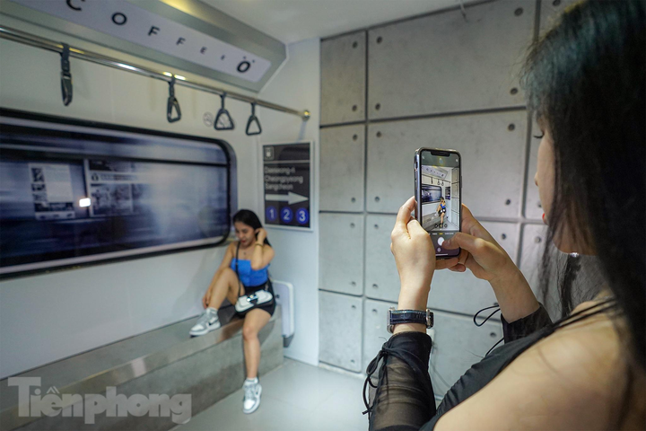 Enjoying coffee in train carriage shop in HCM City - 6 Enjoying coffee in train carriage shop in HCM City - 6