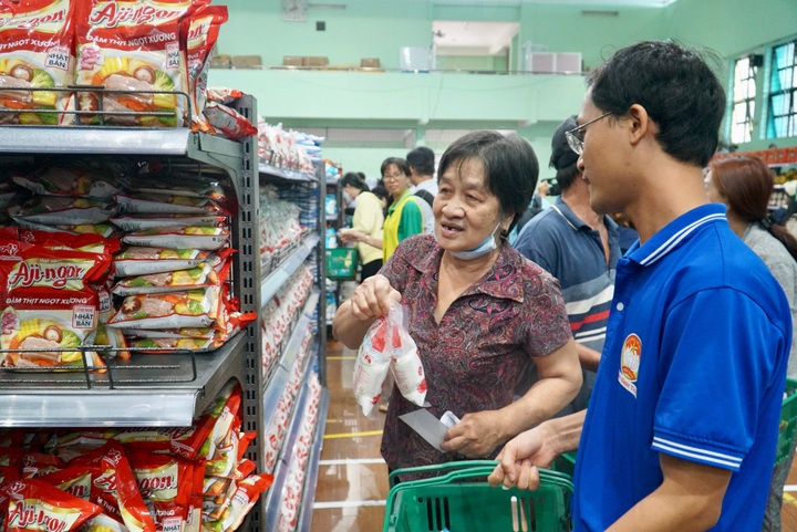 Zero-dong mini supermarkets launched for the poor in HCM City - 1