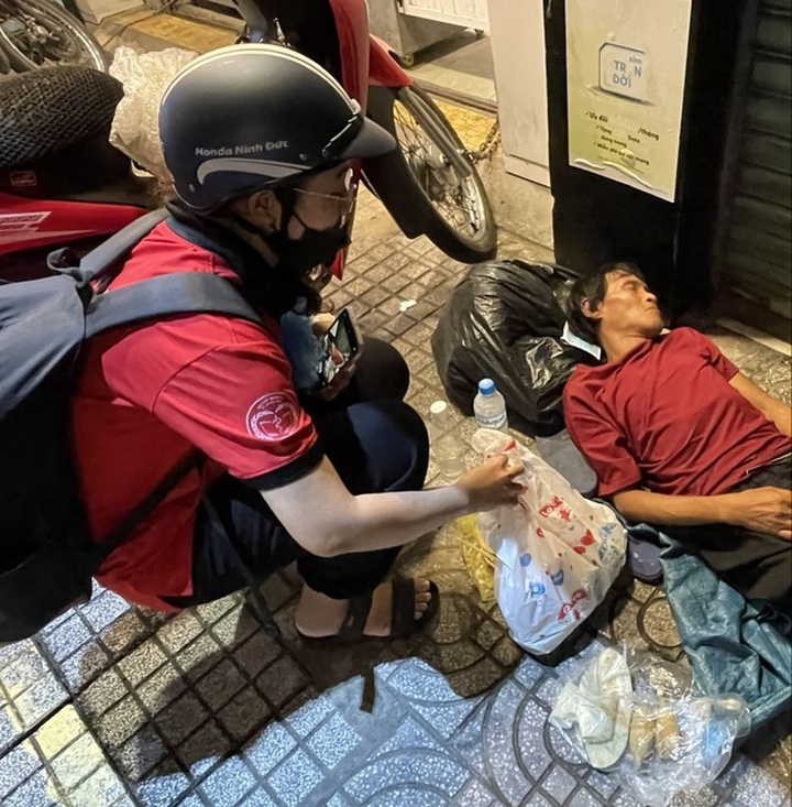 HCM City students offer free meals to homeless people - 2