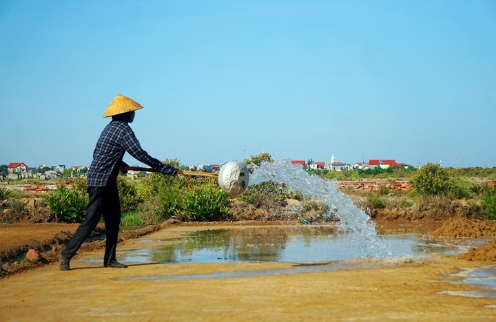 Salt farmers take advantages of hot weather - 4