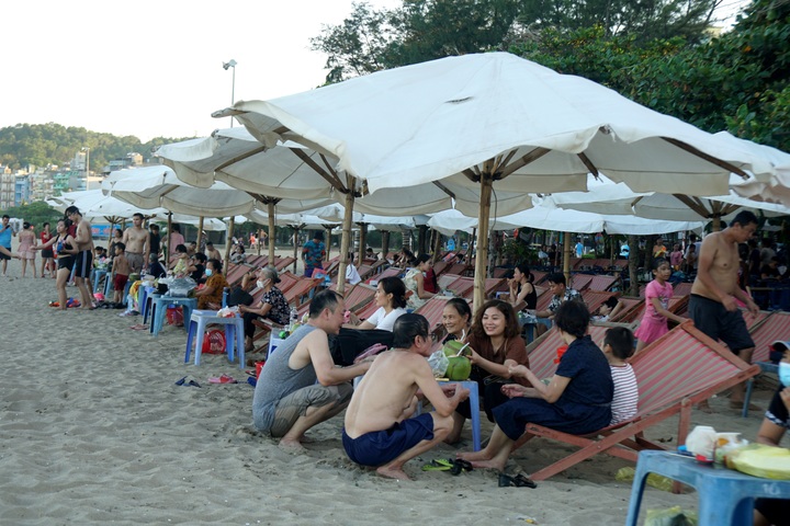 Sam Son crowded during hot days - 3