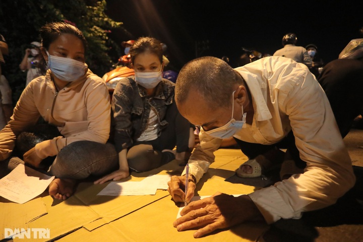 HCM City streets face congestion as people try to leave - 5