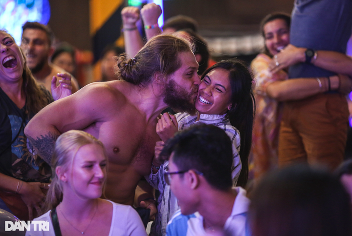 Argentina fans celebrate World Cup win on HCM City walking street - 4 Argentina fans celebrate World Cup win on HCM City walking street - 4