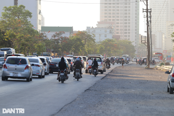 Thousands of people flock to Cua Lo beach - 2 Thousands of people flock to Cua Lo beach - 2