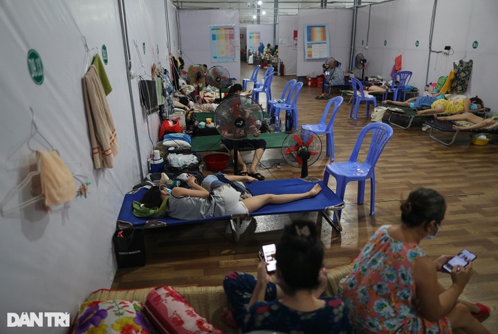 HCM City Covid-19 field hospital overloaded as patients surge - 4