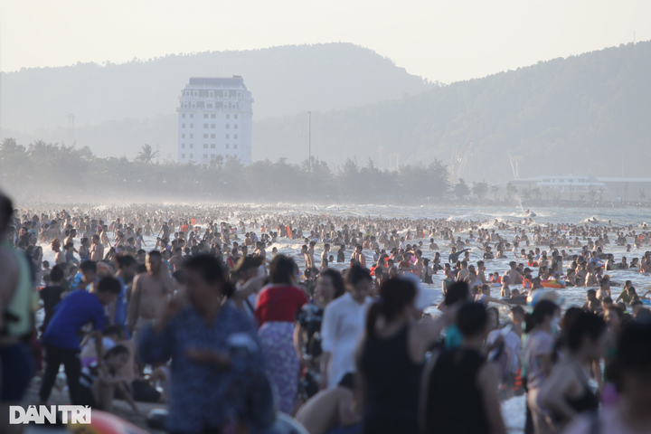Thousands of people flock to Cua Lo beach - 5 Thousands of people flock to Cua Lo beach - 5