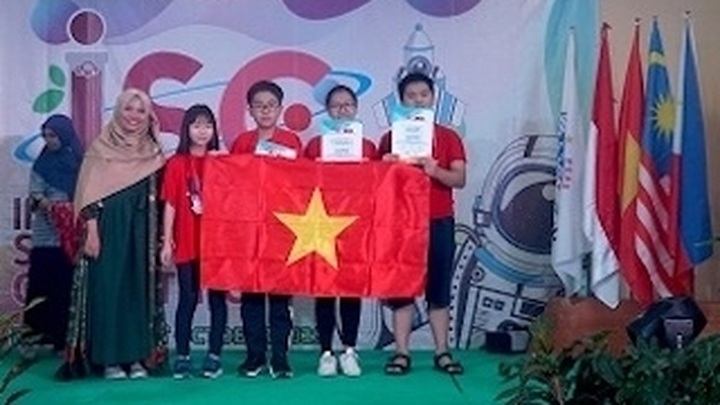 Vietnamese students win four golds at science competition - 1
