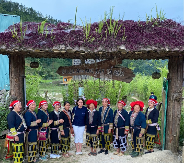 Australian Ambassador visits projects in Lao Cai Province - 1