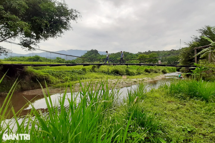 New bridge offers safe travel for thousands in poor Thanh Hoa commune - 1