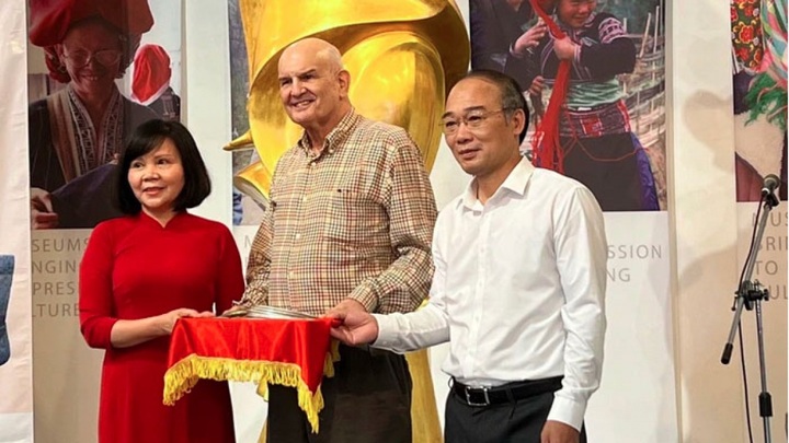 US doctor offers 500 artifacts to Vietnam Women's Museum - 1