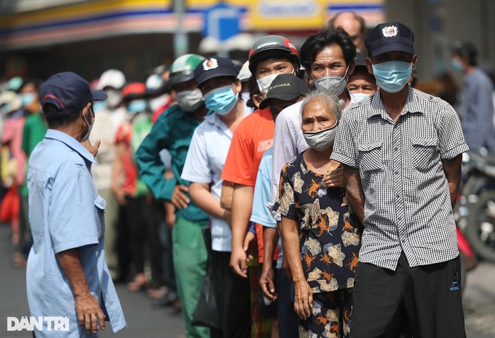Free dragon fruit offered in HCM City - 5