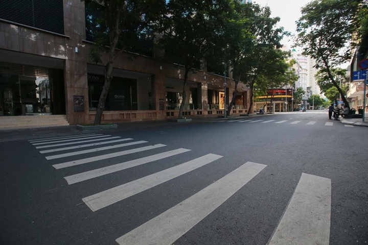 HCM City streets deserted amid social distancing - 3