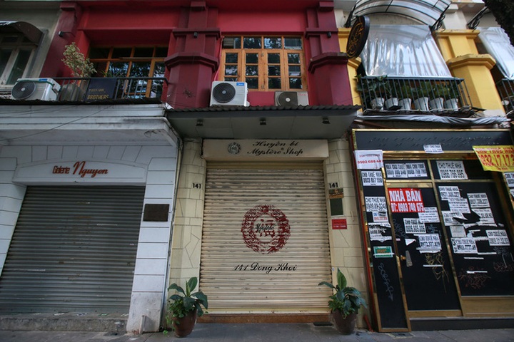 HCM City streets deserted amid social distancing - 5