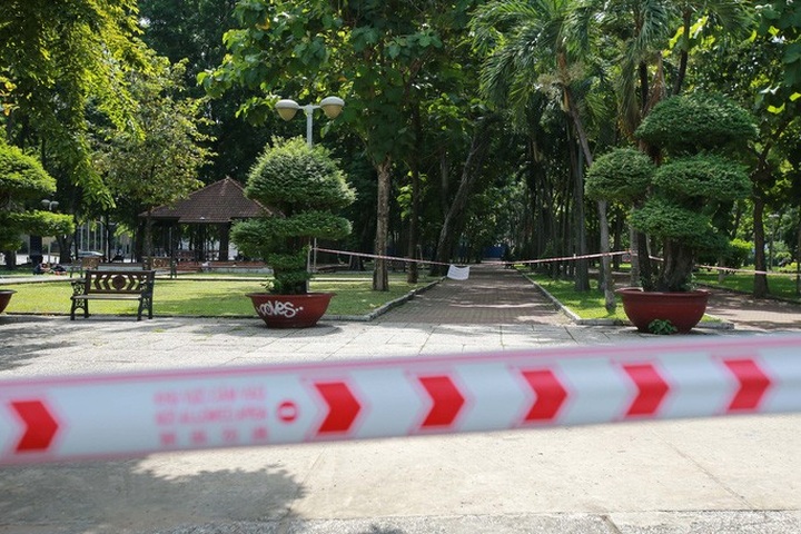 HCM City streets deserted amid social distancing - 11