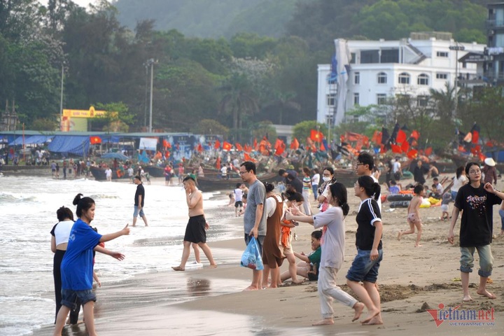 Sam Son Beach crowded as summer nears - 2