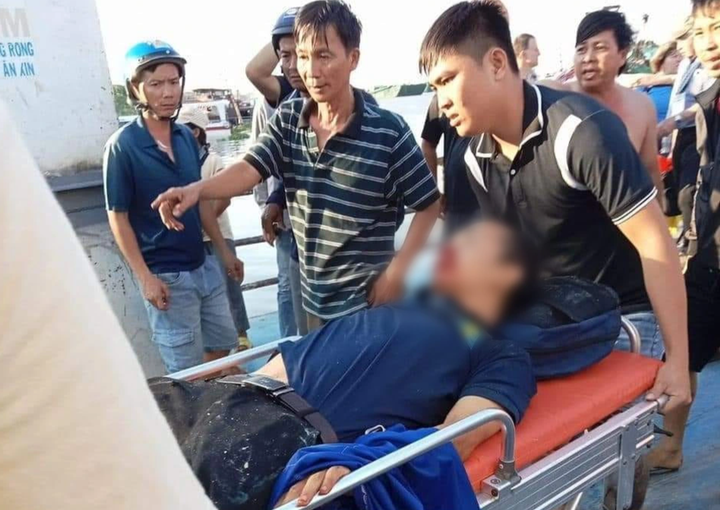 Three injured in An Giang tourist boat collision - 2