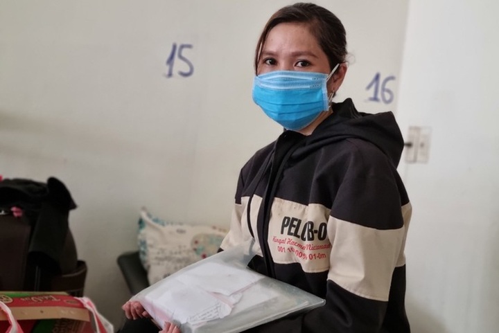 Woman calls for help for injured husband and daughter - 2