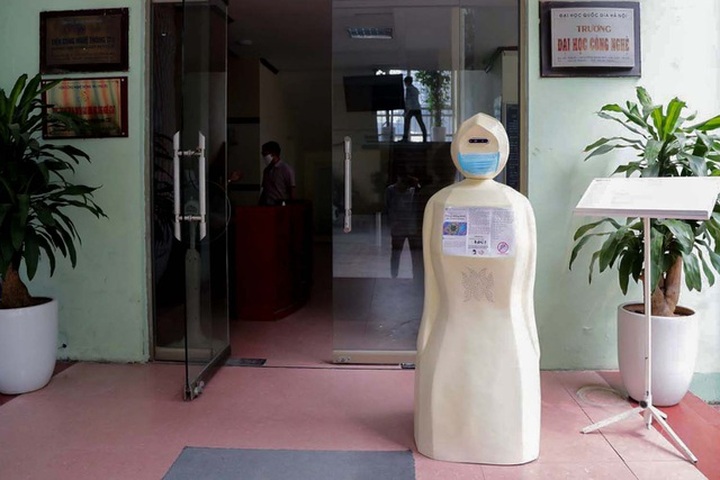 Hanoi university uses robot for mask wearing reminders - 1