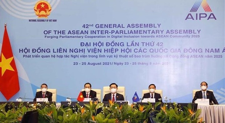NA Chairman Vuong Dinh Hue attends AIPA-42 opening ceremony - 1