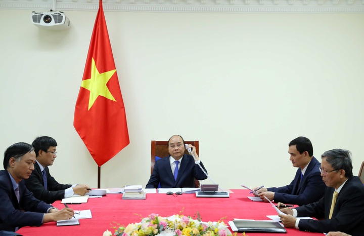 PM Phuc holds phone talks with Malaysian counterpart - 1