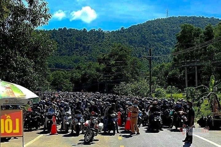 Thua Thien-Hue fines spontaneous returnees from Covid-19-hit areas - 1